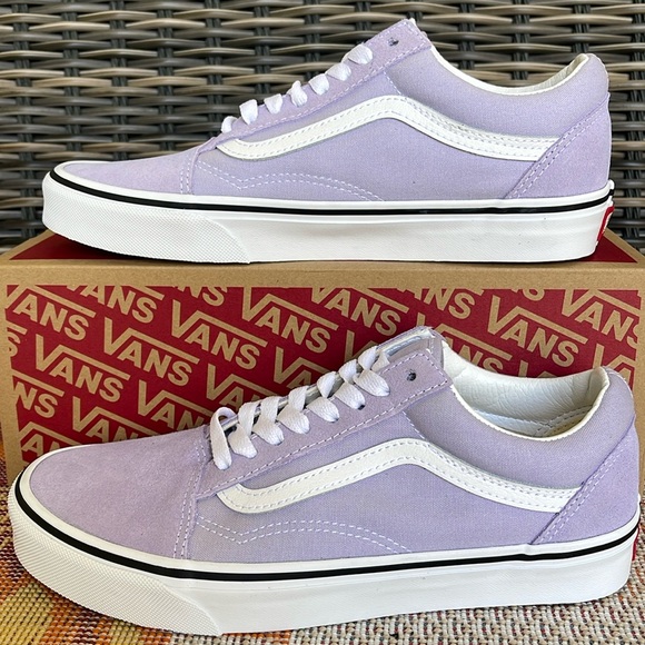 •Vans Men’s Old Skool Color Theory Purple Heath
VN0A5JMIZS0
Sneakers - Picture 1 of 16